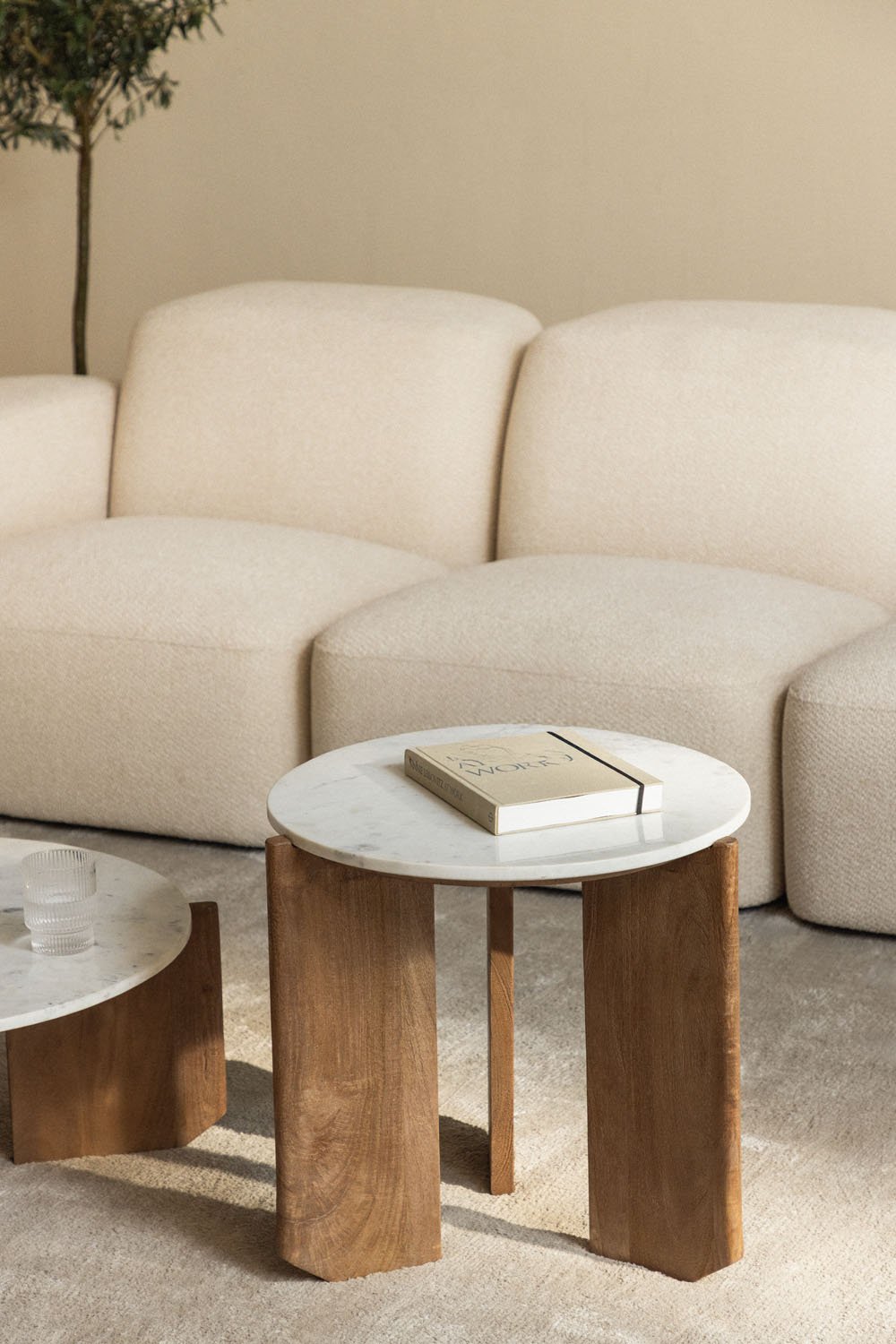 Tavolino rotondo Lavinia in pietra naturale e legno di mango, immagine della galleria 1
