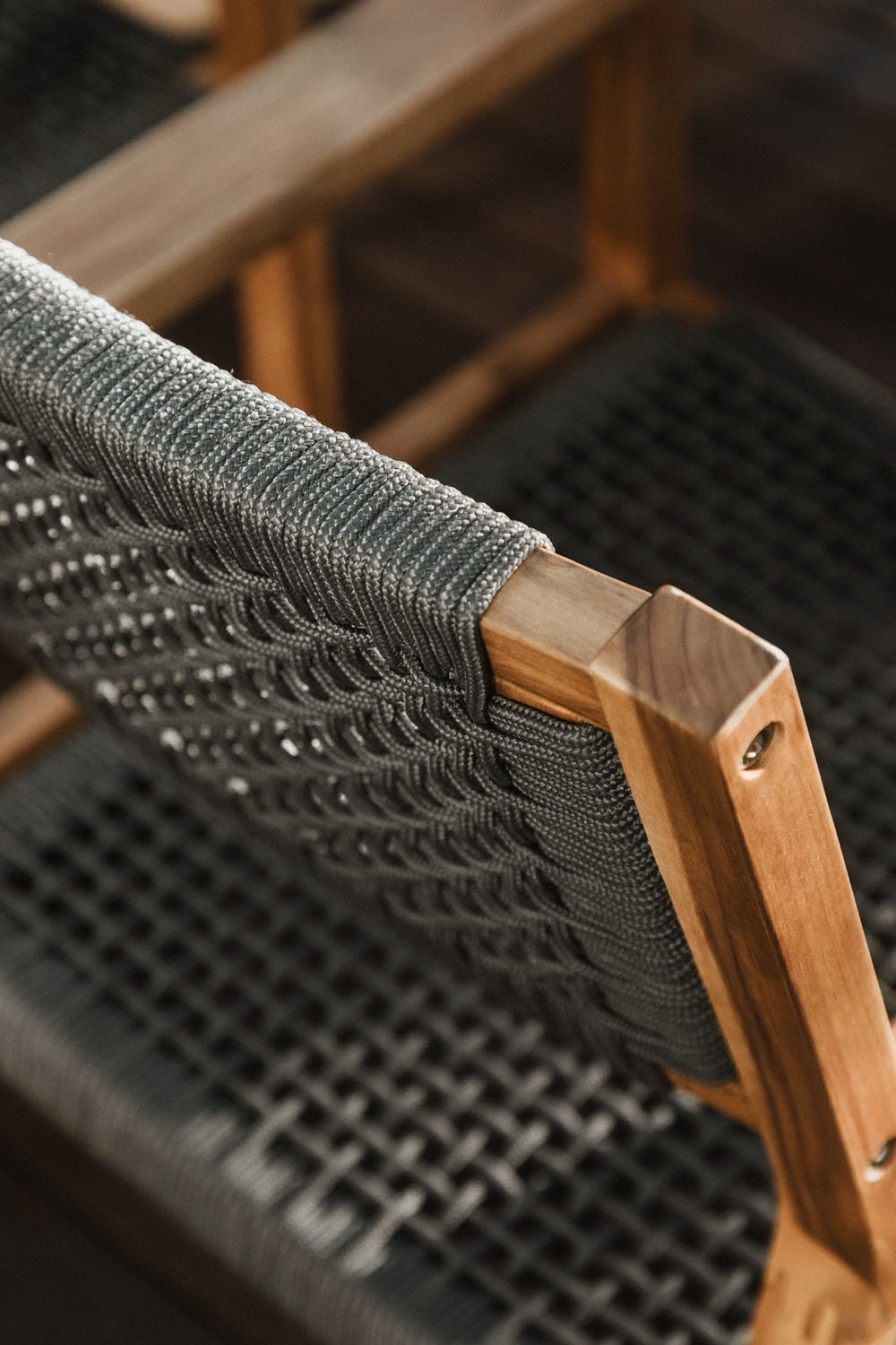 Sedia da giardino con braccioli in legno di acacia e corda intrecciata Tenay Square, immagine della galleria 2