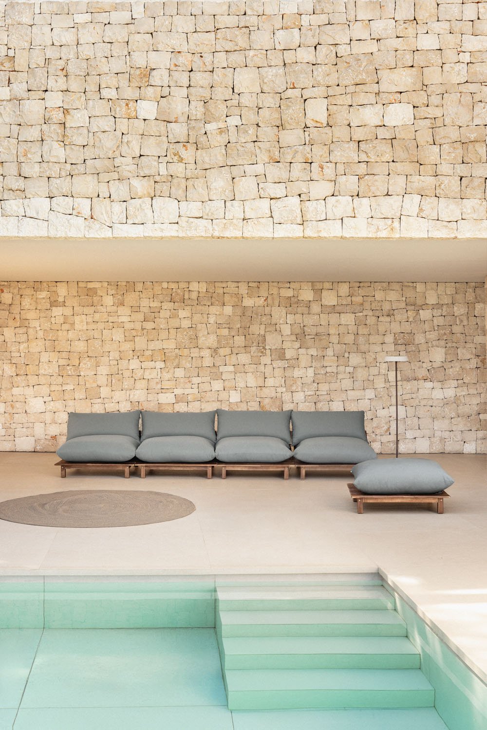Divano reclinabile da giardino modulare a 4 pezzi con pouf in legno di acacia Brina, immagine della galleria 1