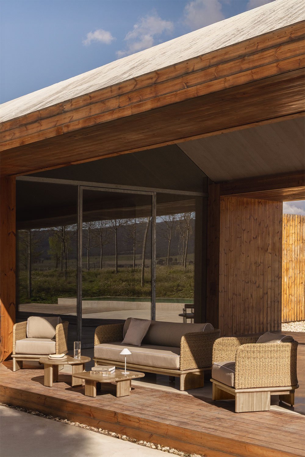 Set da giardino con divano 3 posti, 2 poltrone e 2 tavolini in rattan e legno di acacia Famara, immagine della galleria 1