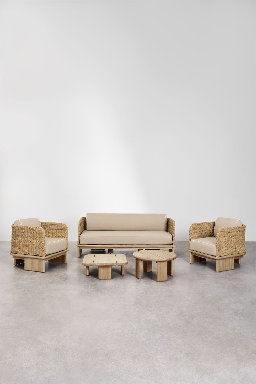 Set soggiorno con divano 3 posti, 2 poltrone e 2 tavolini in rattan e legno di acacia Famara, immagine della galleria 1
