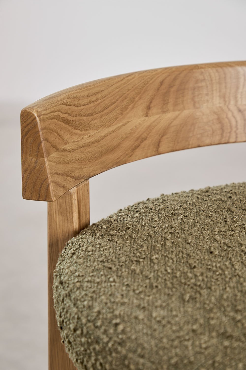 Pack di 4 sgabelli alti in legno di rovere e rivestiti Manila, immagine della galleria 4