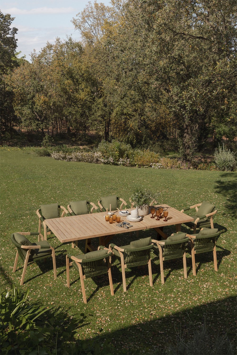 Set tavolo rettangolare allungabile 200-260-320x100 cm e 10 sedie da giardino con braccioli in legno di acacia Dubai   , immagine della galleria 1