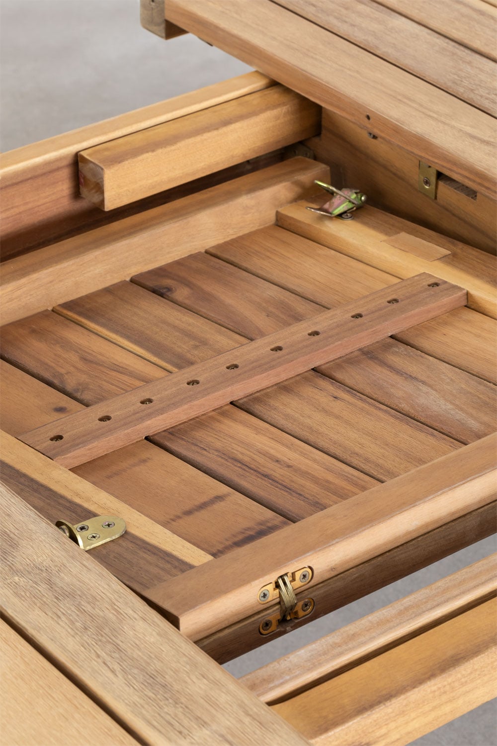 Set da tavolo rettangolare 200-260-320x100 cm estensibile e 10 sedie da giardino con braccioli in legno di acacia Dubai, immagine della galleria 5