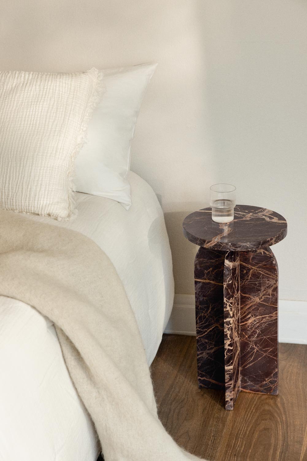 Comodino rotondo Ø30 cm in marmo Graham, immagine della galleria 1