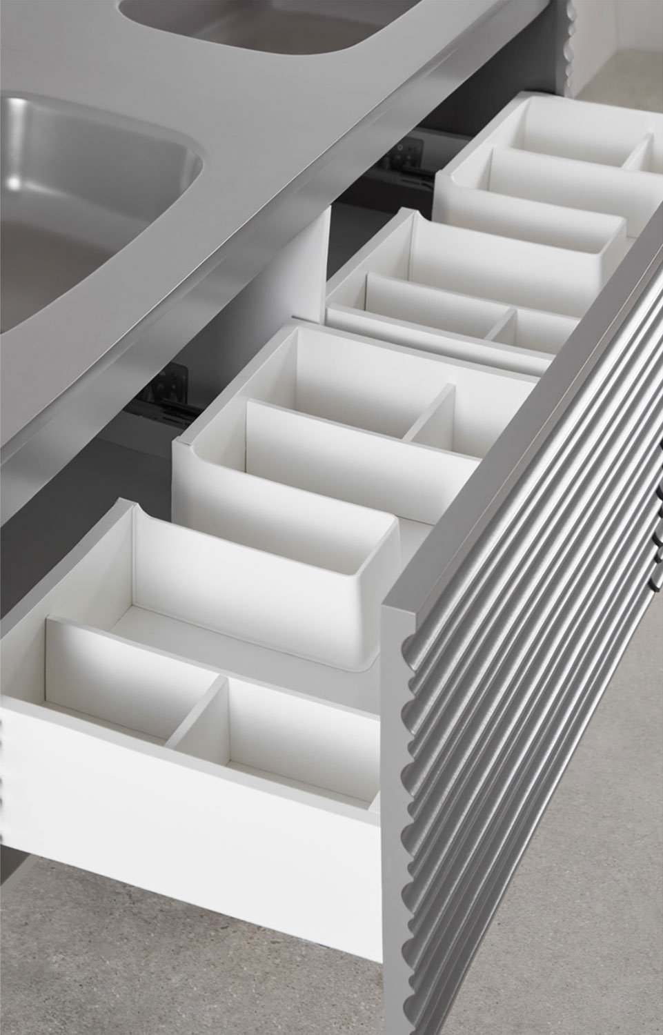 Set mobili da bagno in legno Noura con lavabi integrati, immagine della galleria 5