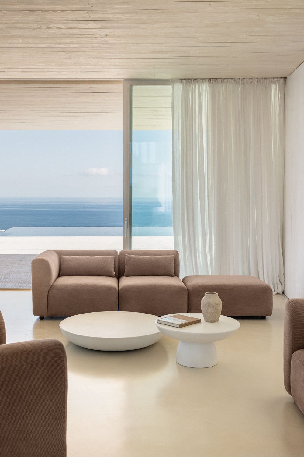 Divano componibile angolare in 2 pezzi con pouf Fogler, immagine della galleria 1