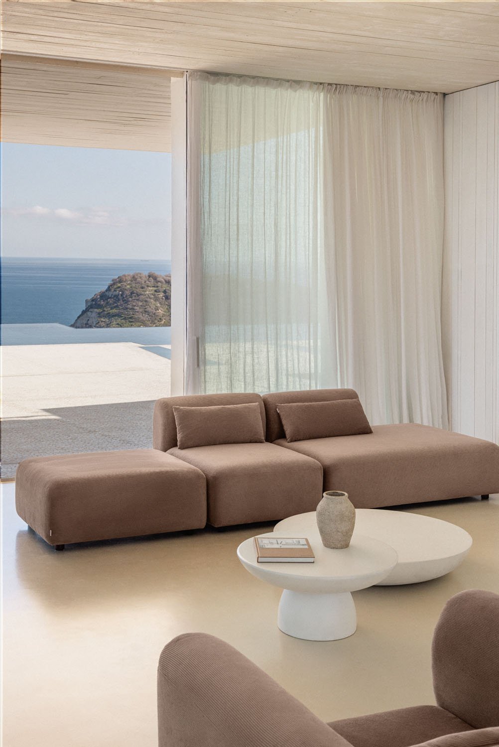 Divano componibile in 2 pezzi con chaise longue destra e pouf Fogler, immagine della galleria 1