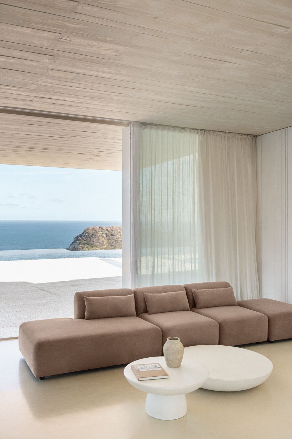 Divano componibile in 3 pezzi con chaise longue sinistra e pouf Fogler, immagine della galleria 1