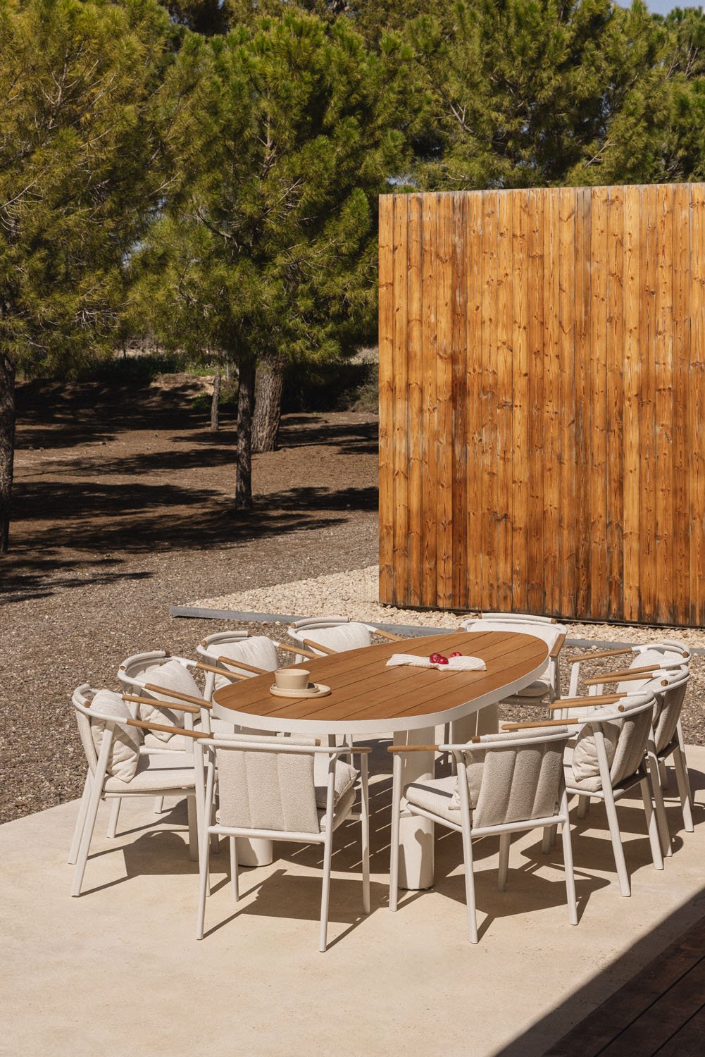 Set da tavolo ovale Taneli, 260x110 cm, in alluminio e legno di teak, e 10 sedie da giardino Yervin, in alluminio e tessuto bouc, immagine della galleria 1