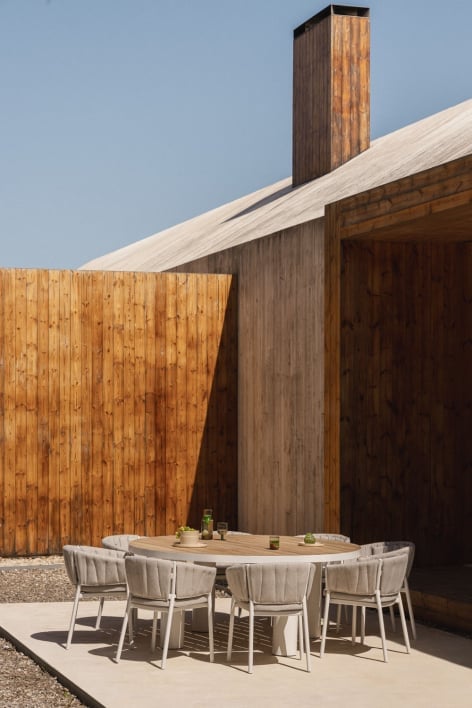 Set tavolo rotondo Riviera, Ø180 cm, in legno di teak e alluminio, e 8 sedie da giardino in alluminio e tessuto Roderise.