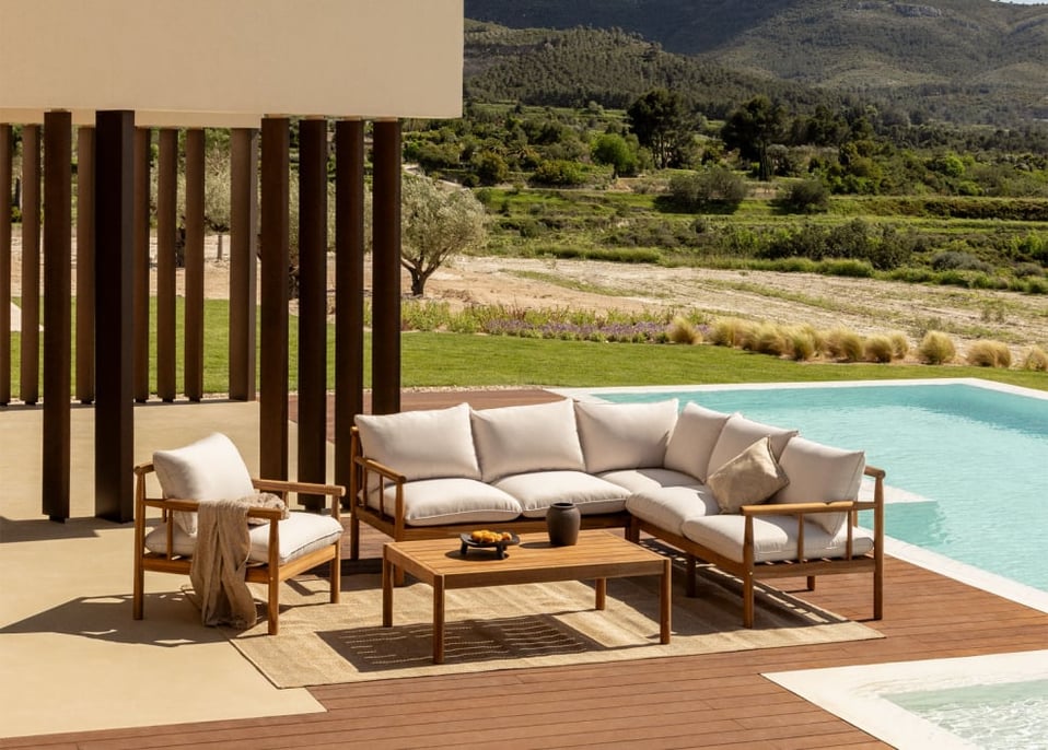 Set da giardino con divano angolare 5 posti, poltrona e tavolino in legno di acacia Melvin