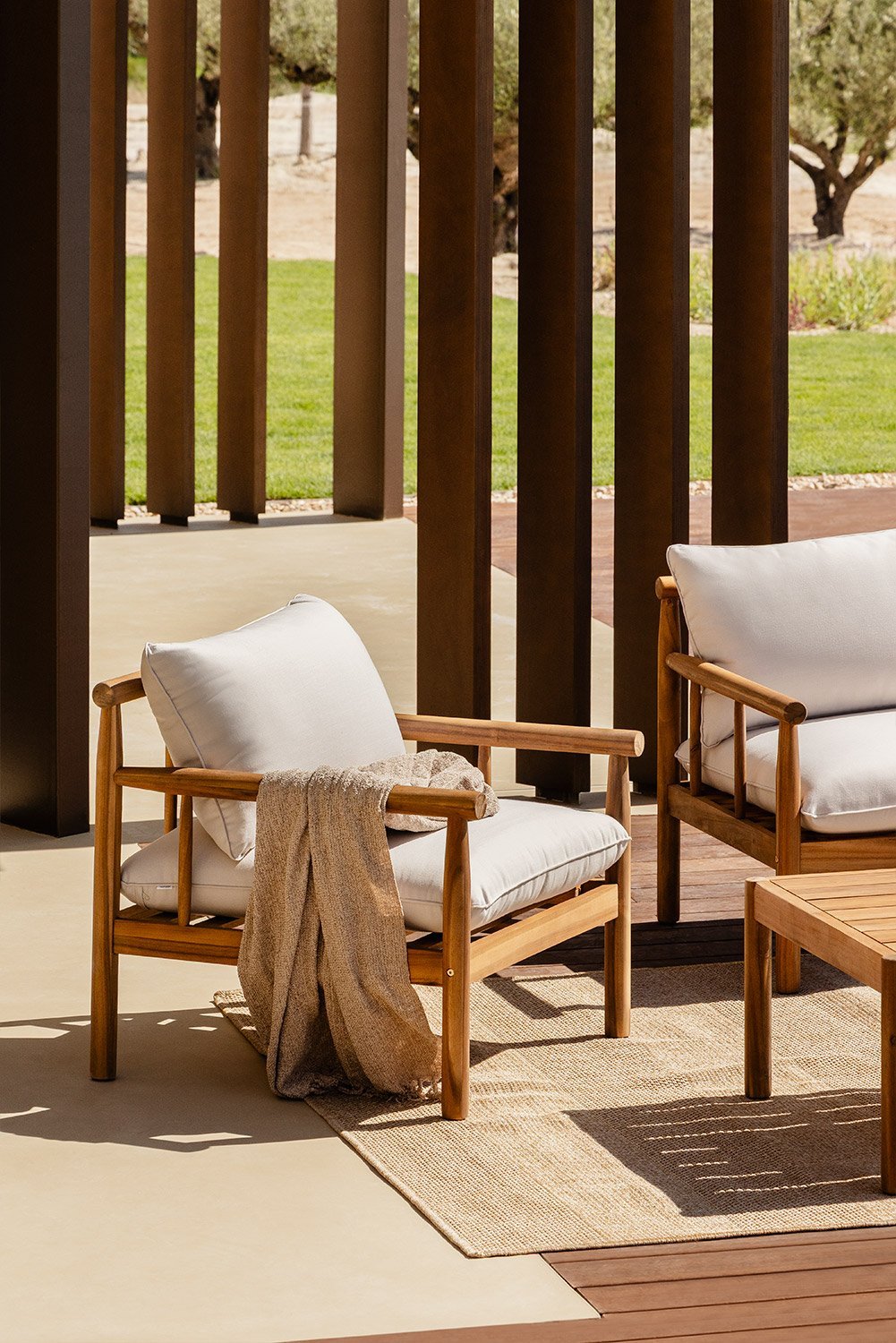 Poltrona da giardino in legno di acacia Melvin, immagine della galleria 1