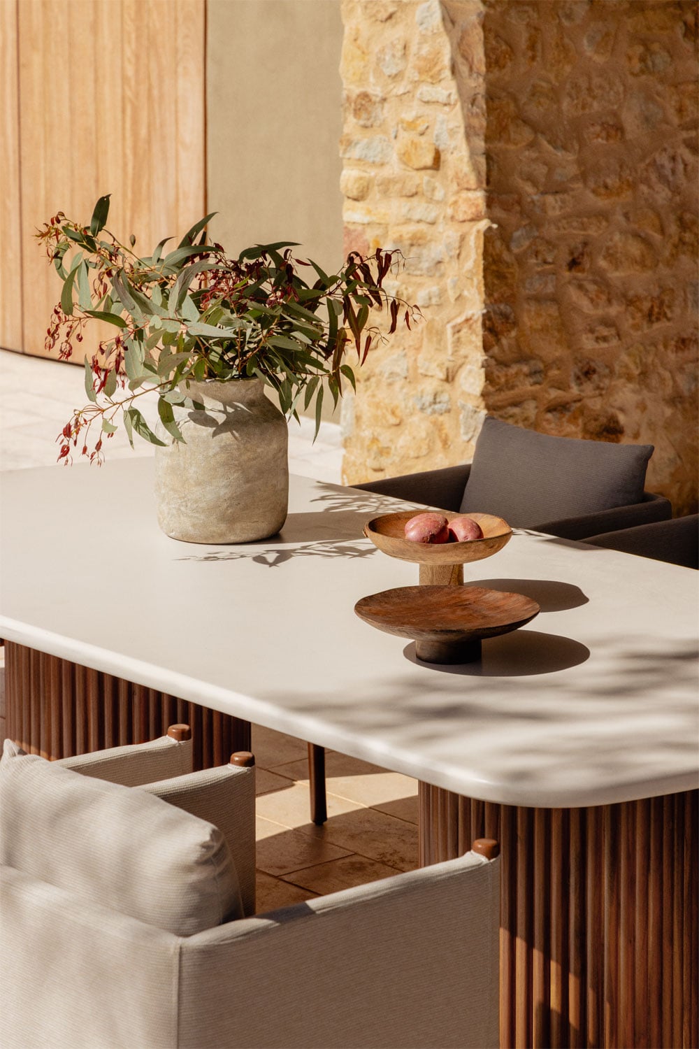 Tavolo da giardino rettangolare in cemento e legno di acacia Sirvon, immagine della galleria 2