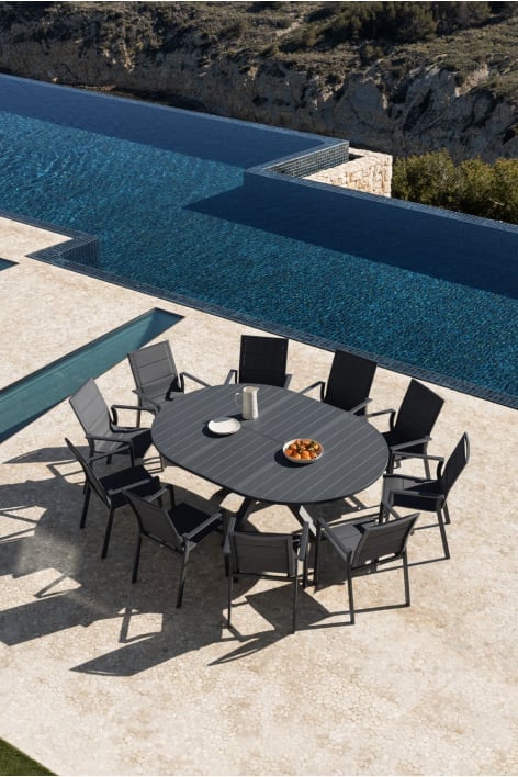 Set composto da tavolo rotondo allungabile Barces 145-200x145 cm e 10 sedie da giardino impilabili in alluminio Karena con bracc