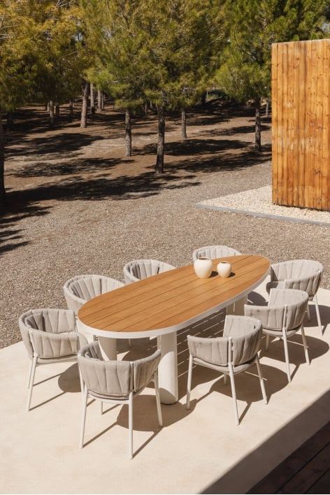 Set da tavolo ovale Taneli, 260x110 cm, in alluminio e legno di teak, e 8 sedie da giardino, in alluminio e tessuto Roderise.