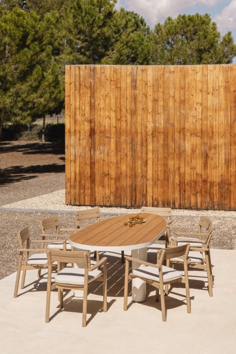 Set da tavolo ovale Taneli 260x110 cm in alluminio e legno di teak e 8 sedie da giardino Saira in legno di acacia.