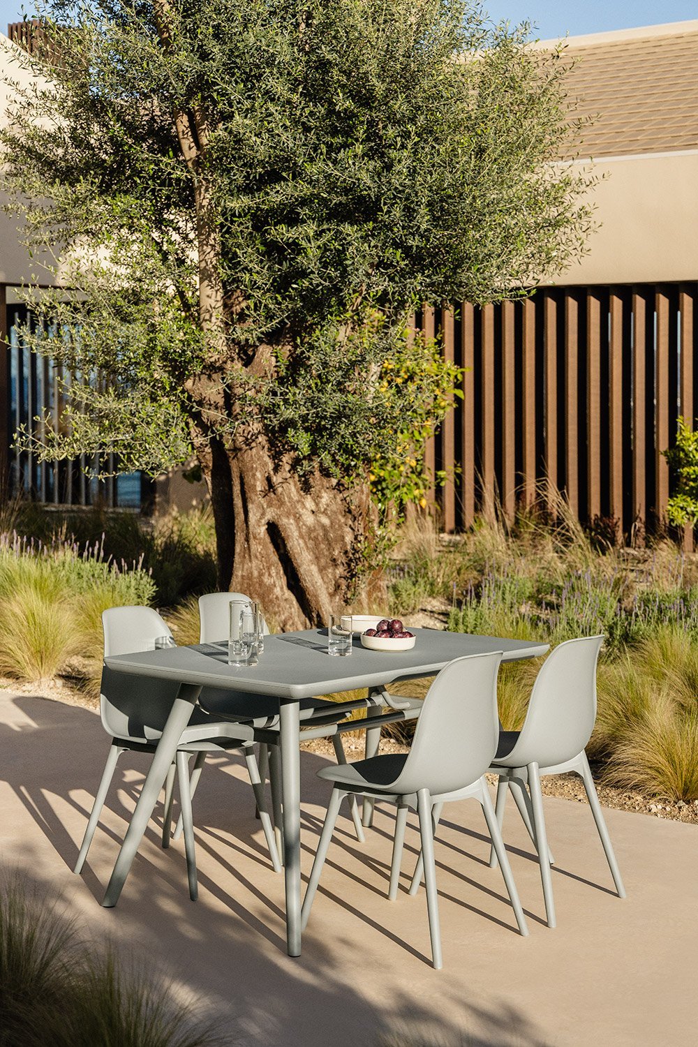 Set tavolo rettangolare 135x80 cm e 4 sedie da giardino in polietilene Scand , immagine della galleria 1