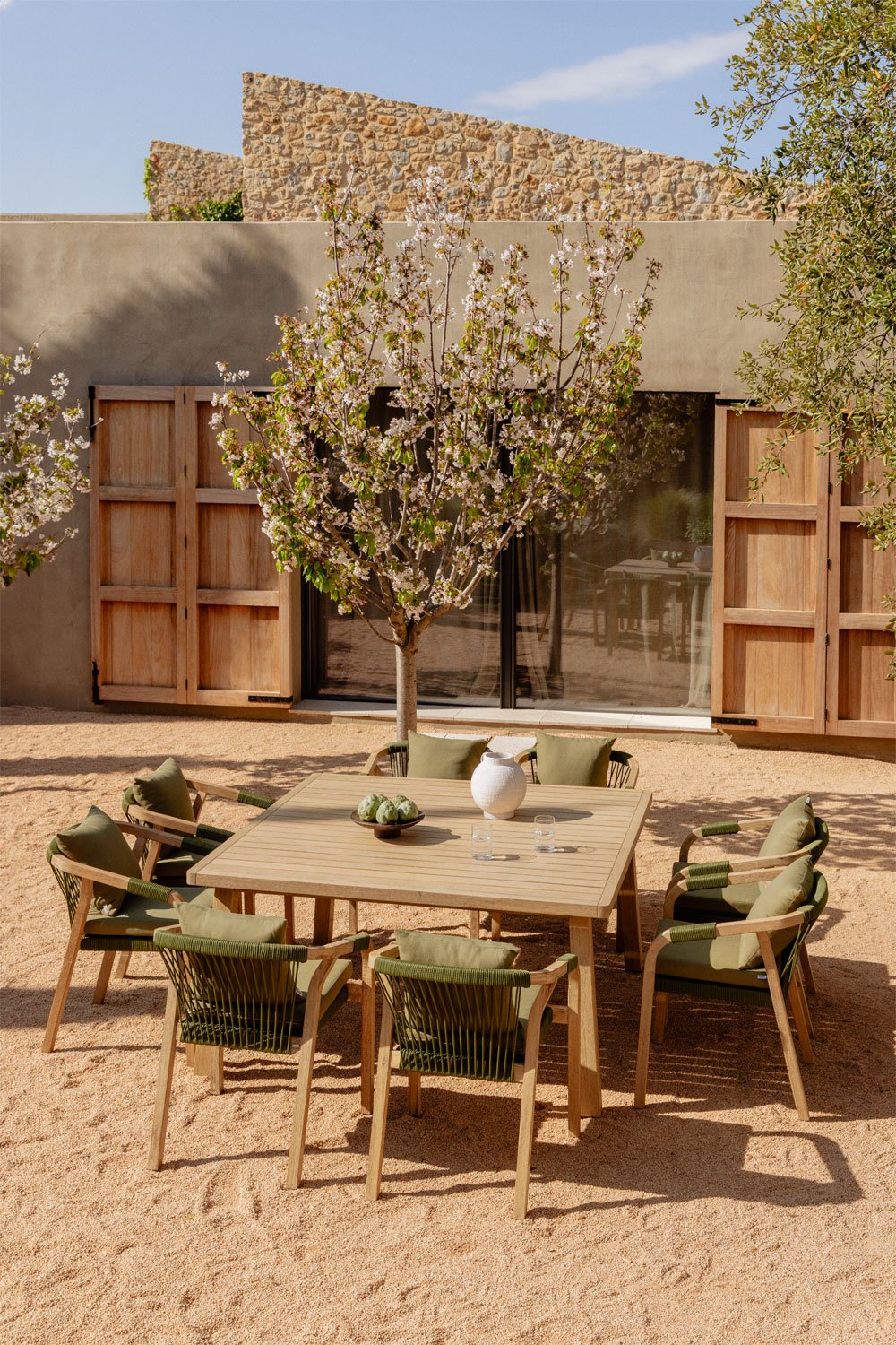 Set tavolo quadrato 150x150 cm e 8 sedie da giardino con braccioli in legno di acacia Dubai, immagine della galleria 1