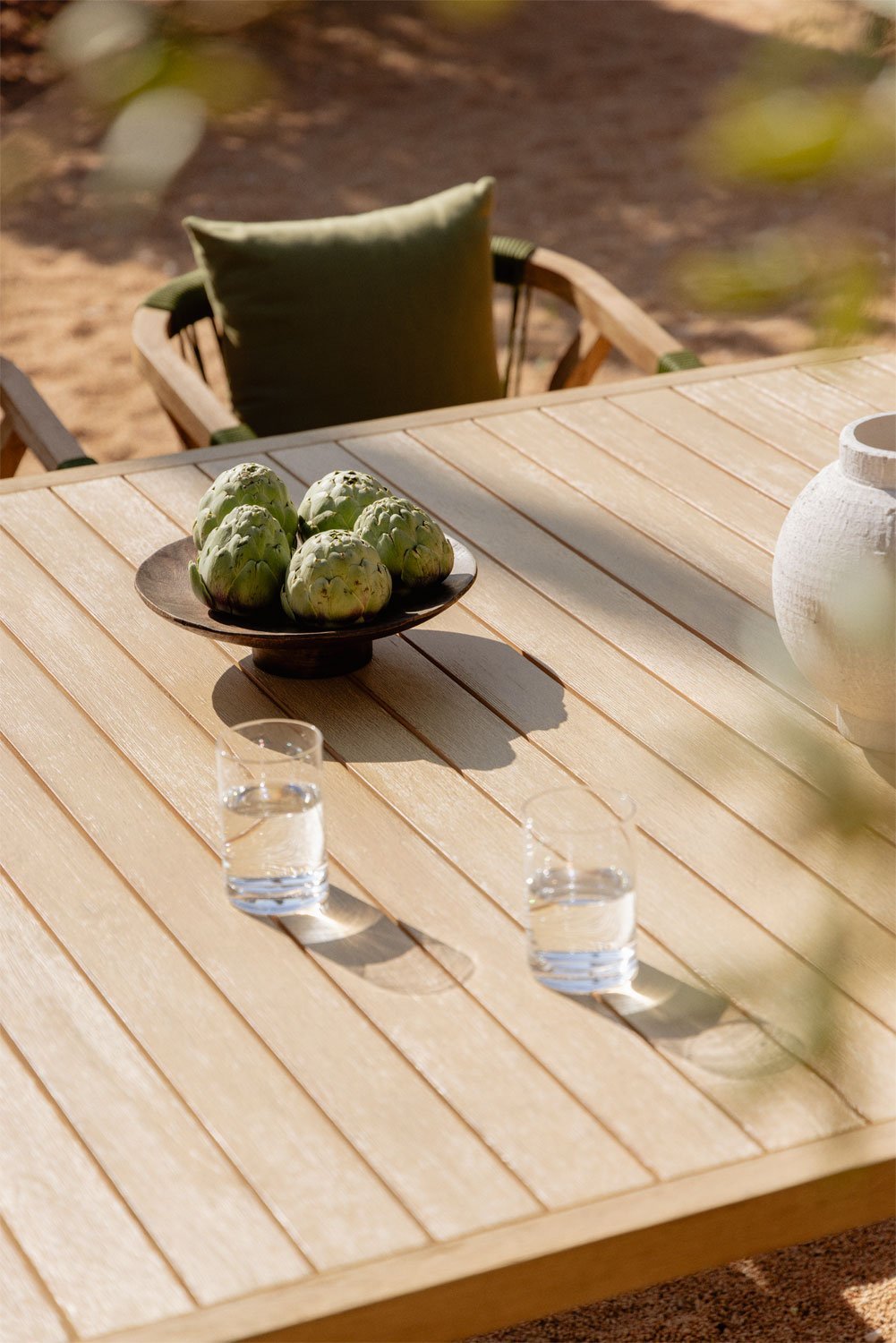 Set tavolo quadrato 150x150 cm e 8 sedie da giardino con braccioli in legno di acacia Dubai, immagine della galleria 2