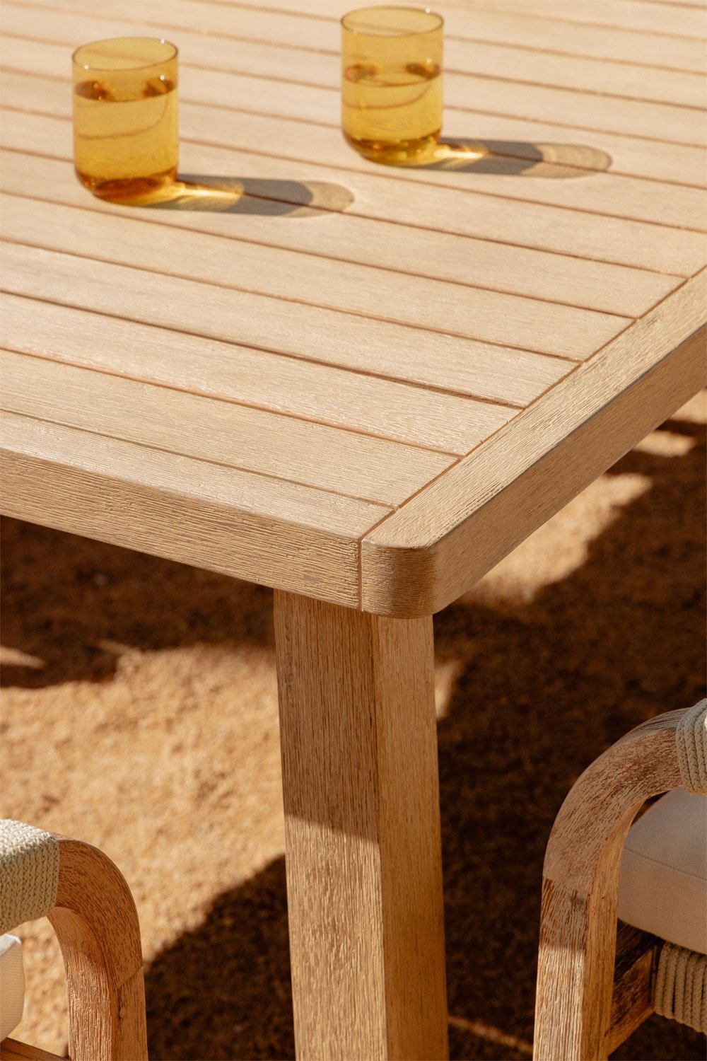 Set tavolo quadrato 150x150 cm e 8 sedie da giardino con braccioli in legno di acacia Dubai, immagine della galleria 3