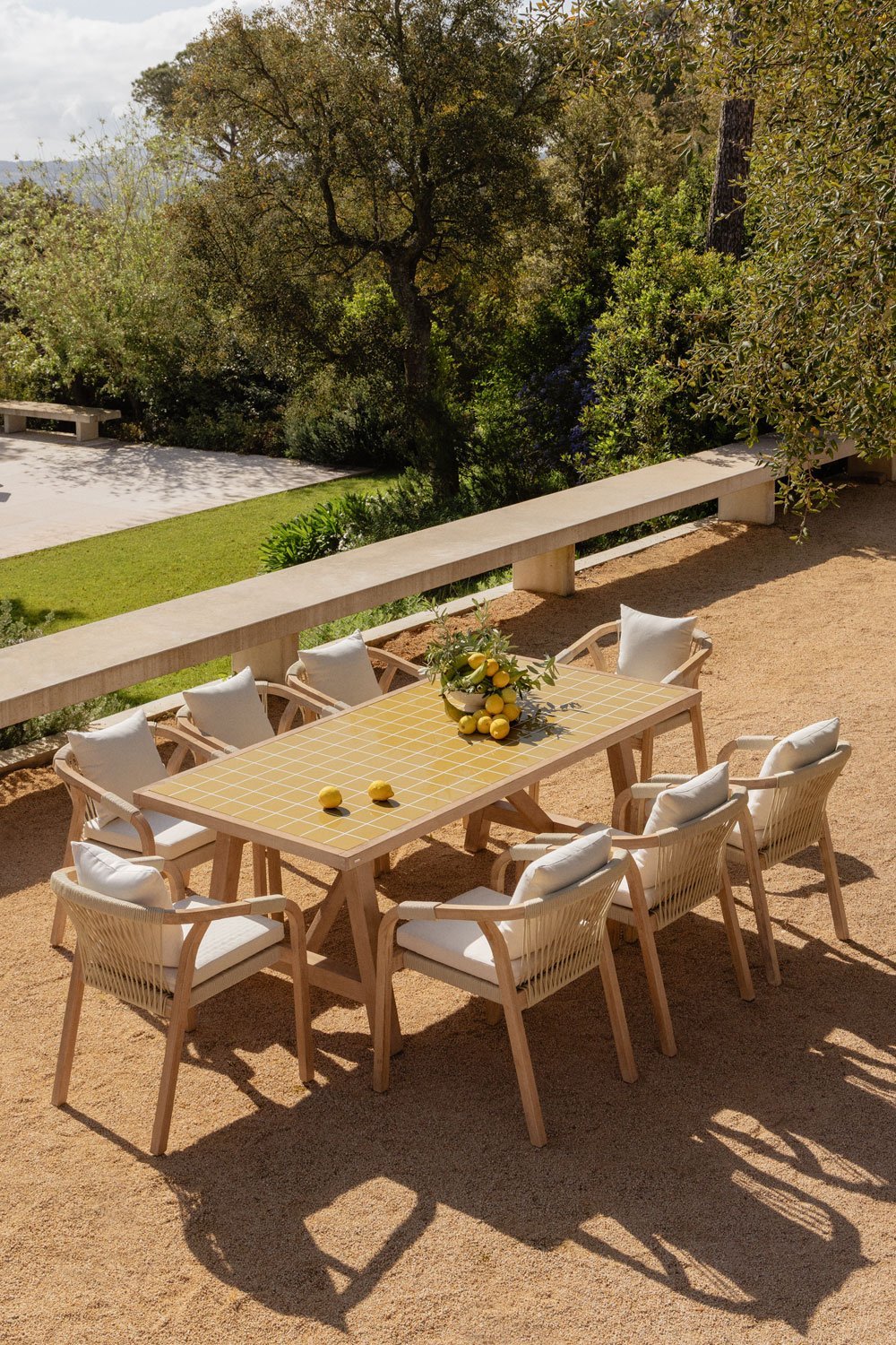 Set tavolo rettangolare 200x100 cm e 8 sedie da giardino con braccioli in legno di acacia e cemento Dubai, immagine della galleria 1