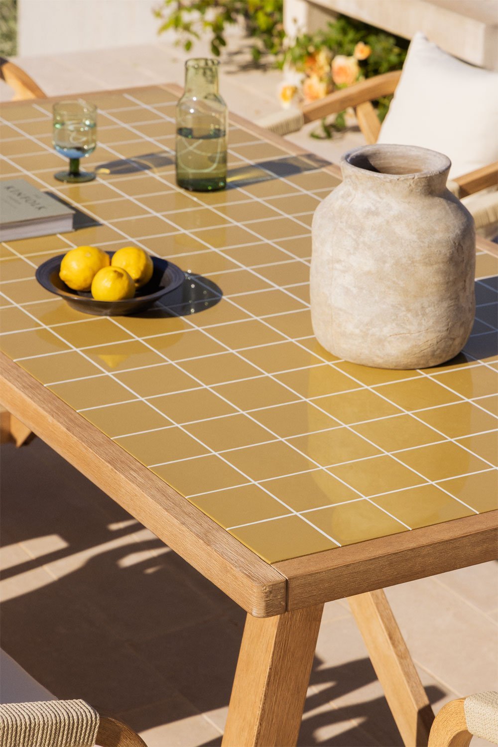 Set tavolo rettangolare 200x100 cm e 8 sedie da giardino con braccioli in legno di acacia e cemento Dubai, immagine della galleria 2