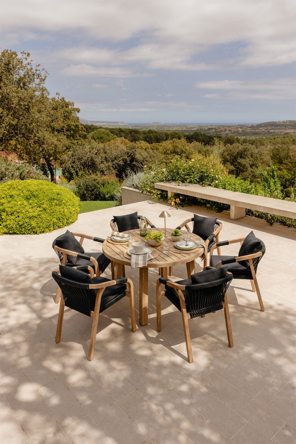 Set tavolo rotondo da 120 cm e 6 sedie da giardino con braccioli in legno di acacia Dubai, immagine della galleria 1