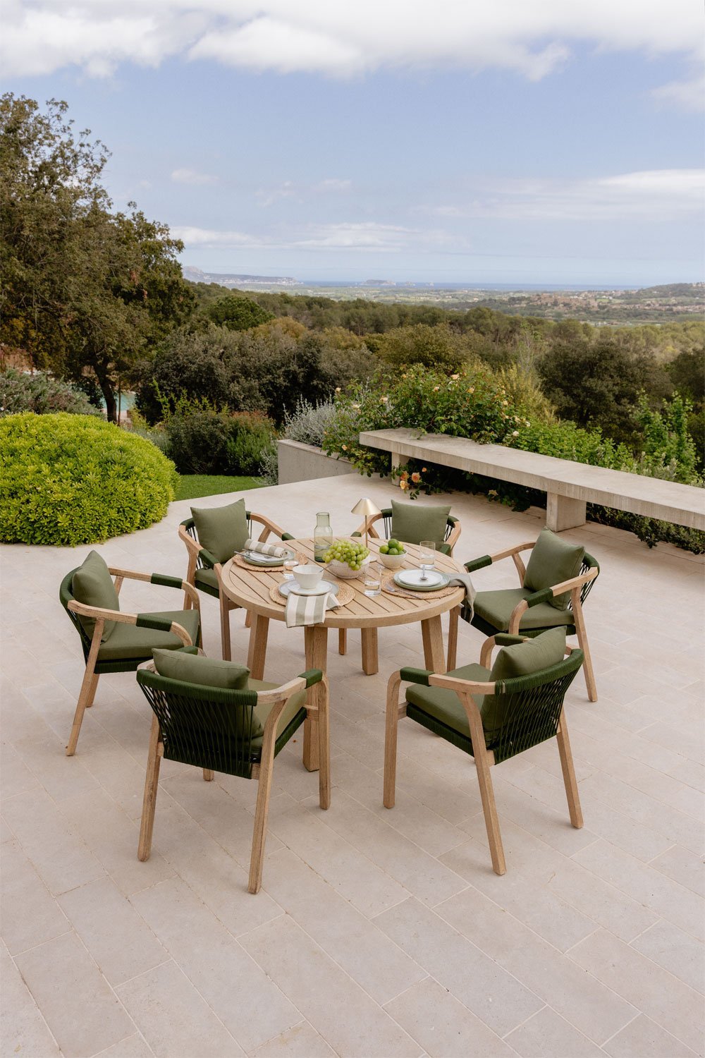Set tavolo rotondo da 120 cm e 6 sedie da giardino con braccioli in legno di acacia Dubai, immagine della galleria 1
