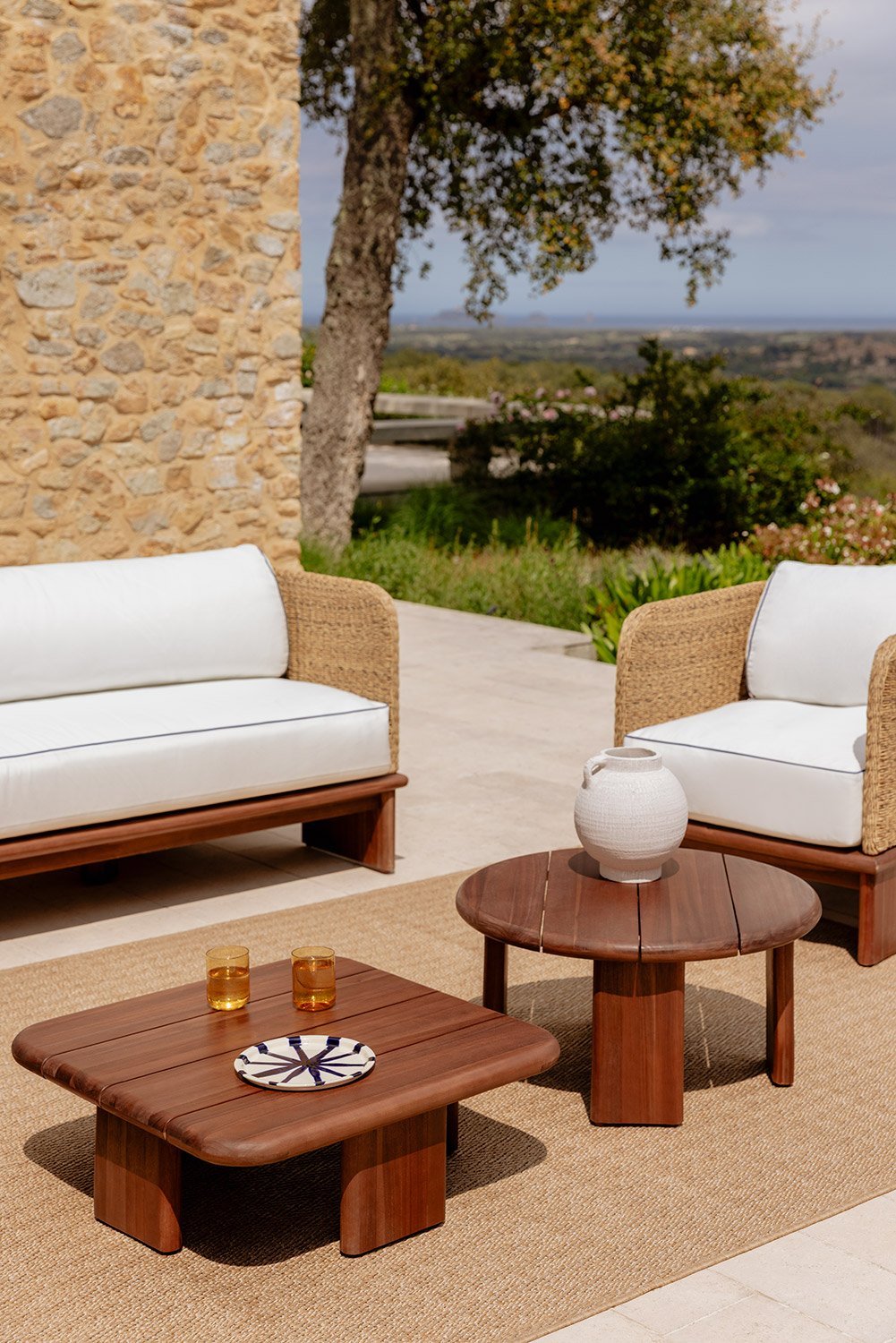 Set di 2 tavolini da giardino in legno di acacia Famara, immagine della galleria 1