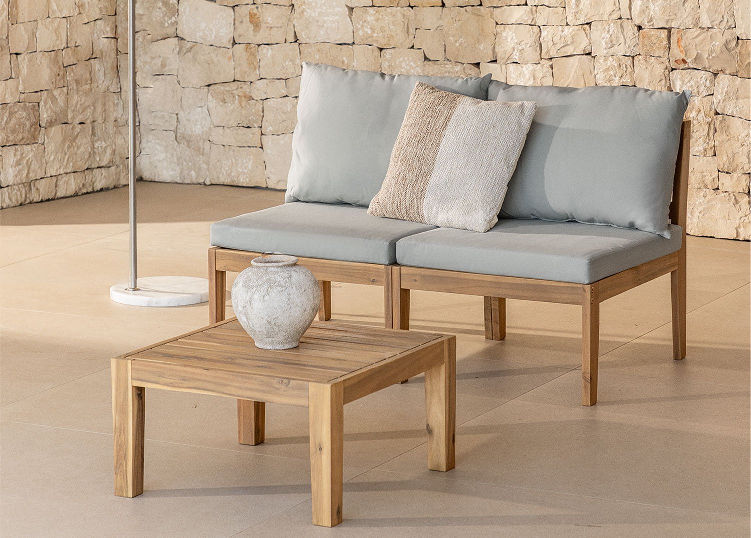 Set da giardino con divano componibile a 2 pezzi e tavolino in legno di acacia Filips, immagine della galleria 1