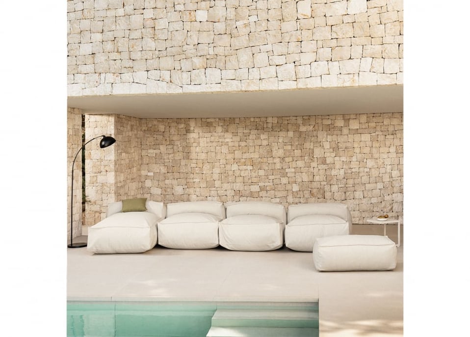 Divano chaise longue componibile in 4 pezzi Dojans e pouf da giardino