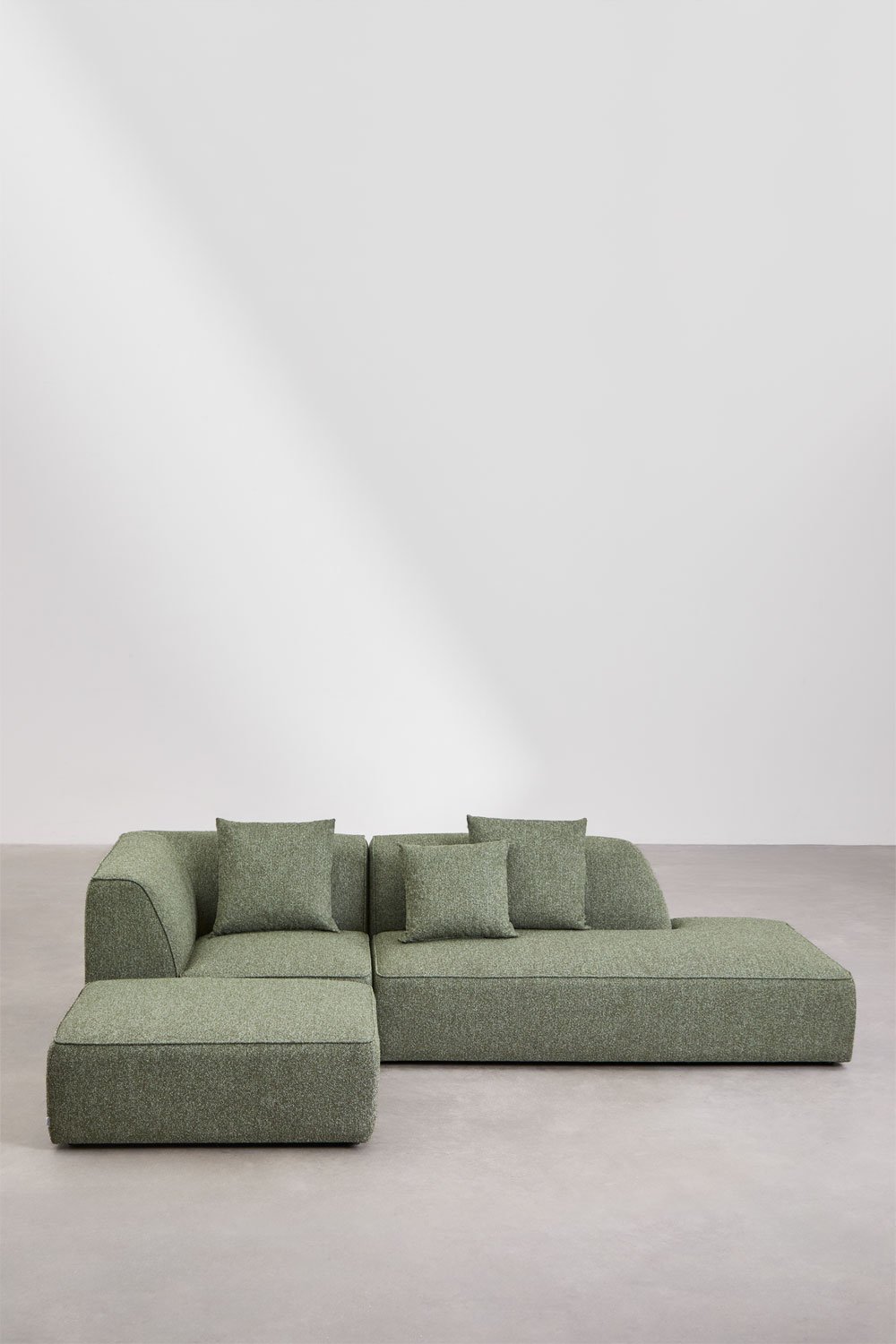 Divano angolare componibile Cardea 2 pezzi con chaise longue destra e pouf imbottito, immagine della galleria 5