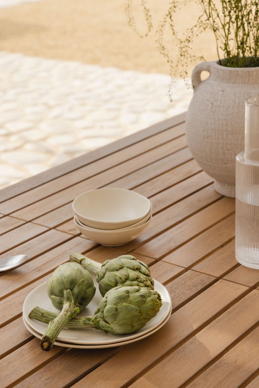 Set da tavolo rettangolare Kaela, 180x90 cm, e 2 panche da giardino in legno di acacia., immagine della galleria 3