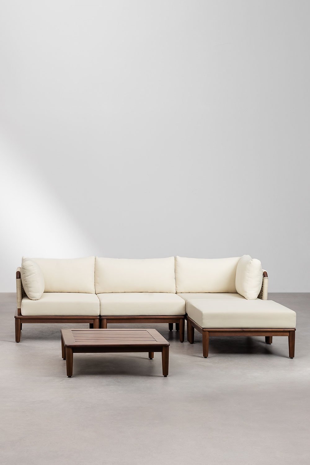 Set da soggiorno composto da un divano modulare a 3 pezzi con due poltrone angolari, un tavolino e un pouf in acacia Giulia.    , immagine della galleria 2