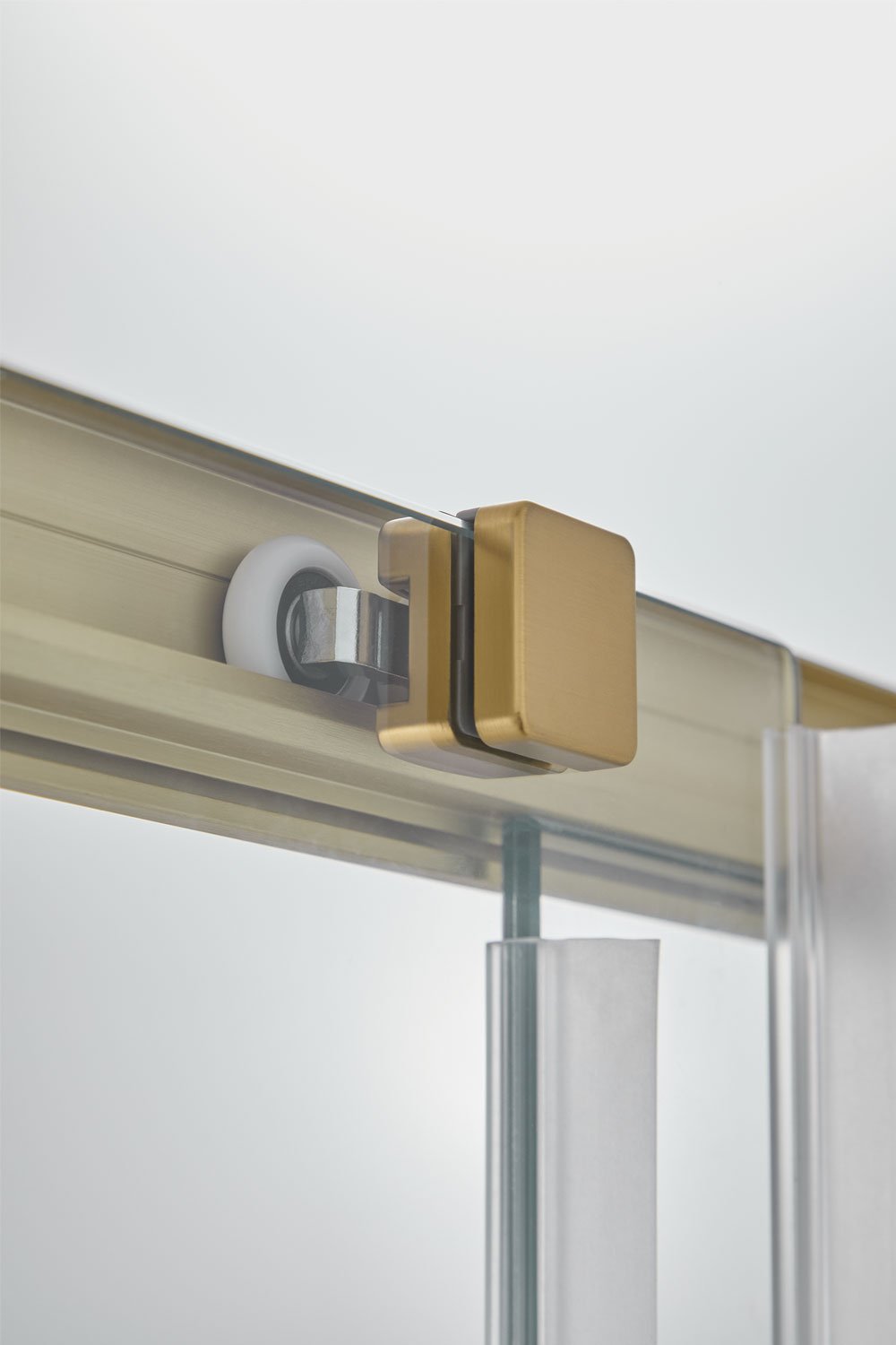 Mampara doccia con accesso frontale e porta scorrevole soft closing, vetro temperato 6 mm e alluminio Dover, immagine della galleria 6