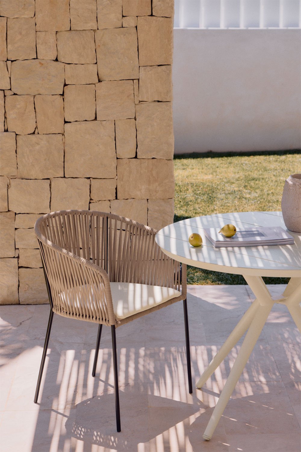 Confezione da 4 sedie da giardino impilabili con braccioli in ferro e corda intrecciata Jocelyn, immagine della galleria 1