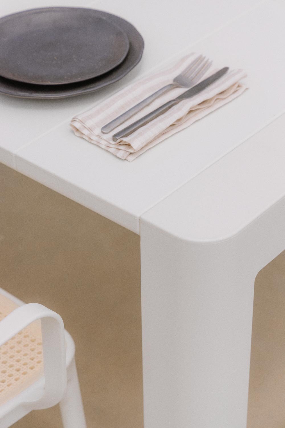 Set Tavolo Rettangolare Arnadine (140x100 cm) e 4 Sedie da Giardino Impilabili con Braccioli Omara, immagine della galleria 2