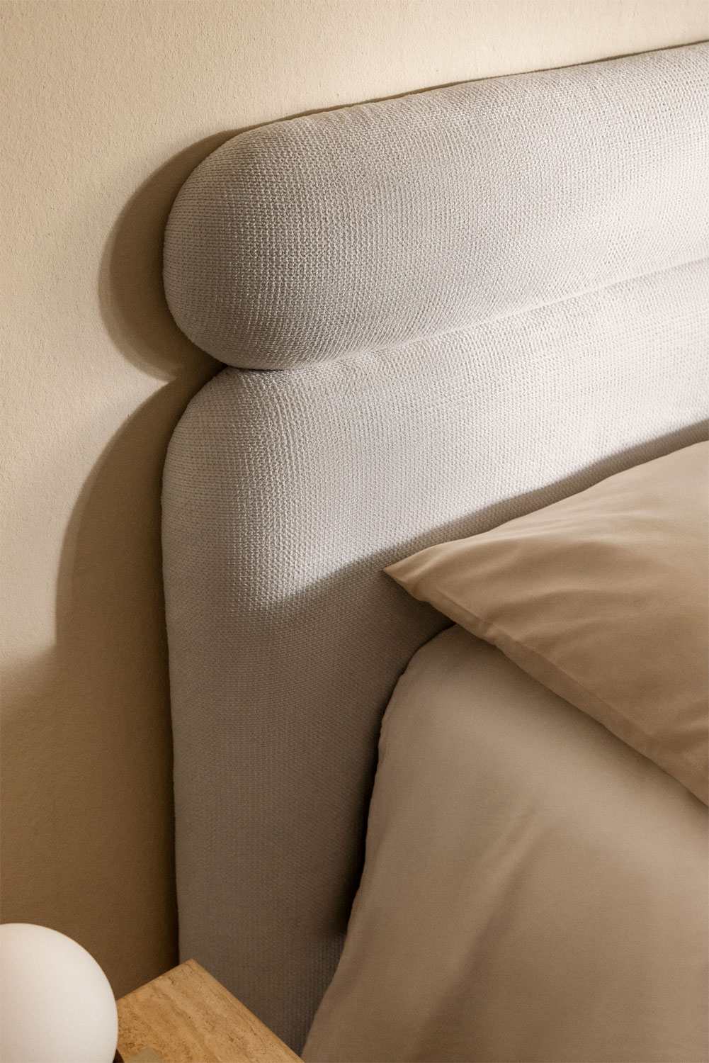 Letto king size in frassino, testata imbottita elegante