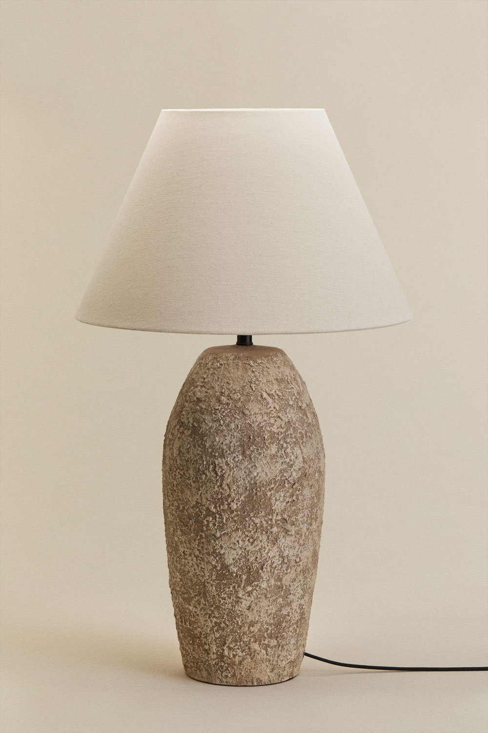 Lampada da tavolo in ceramica e lino Rilatos, immagine della galleria 3