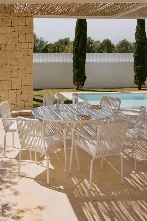 Set da tavolo rotondo Valerie, diametro 125 cm, e 6 sedie da giardino Alberta in alluminio con braccioli.