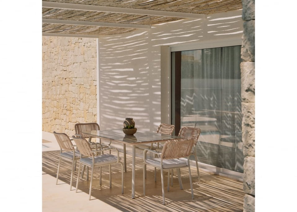 Set da tavolo rettangolare Arhiza, 160x90 cm, e 6 sedie da giardino impilabili in alluminio.