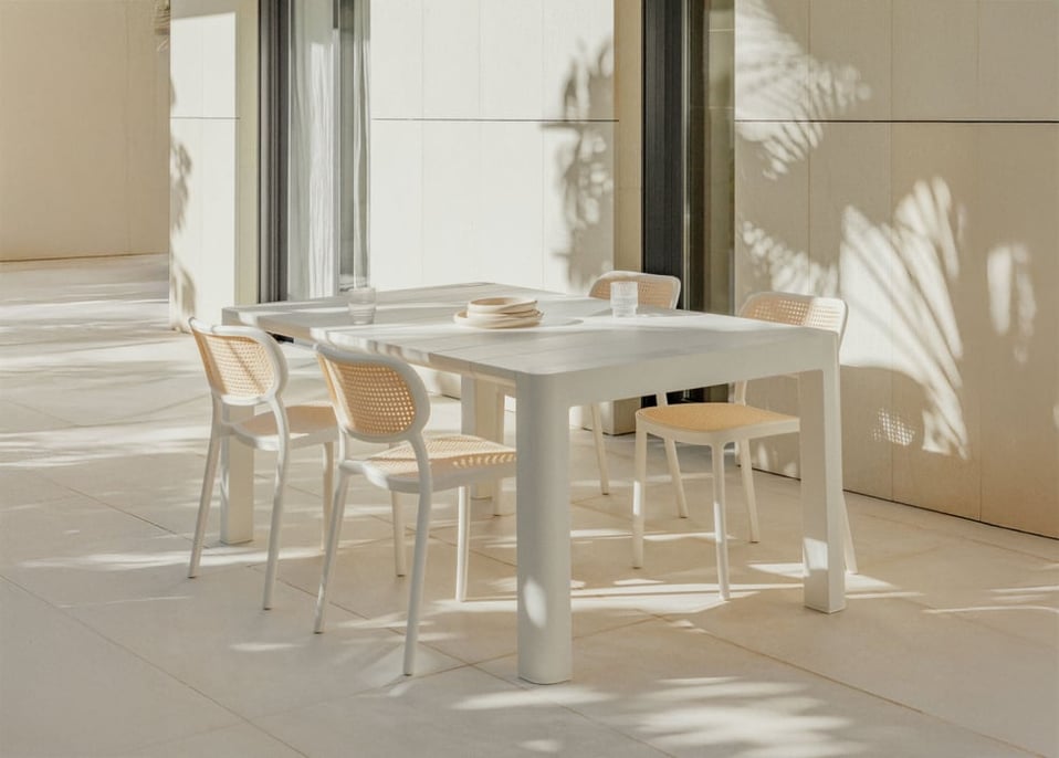 Set Tavolo Rettangolare Arnadine (140x100 cm) e 4 Sedie da Giardino Impilabili Omara