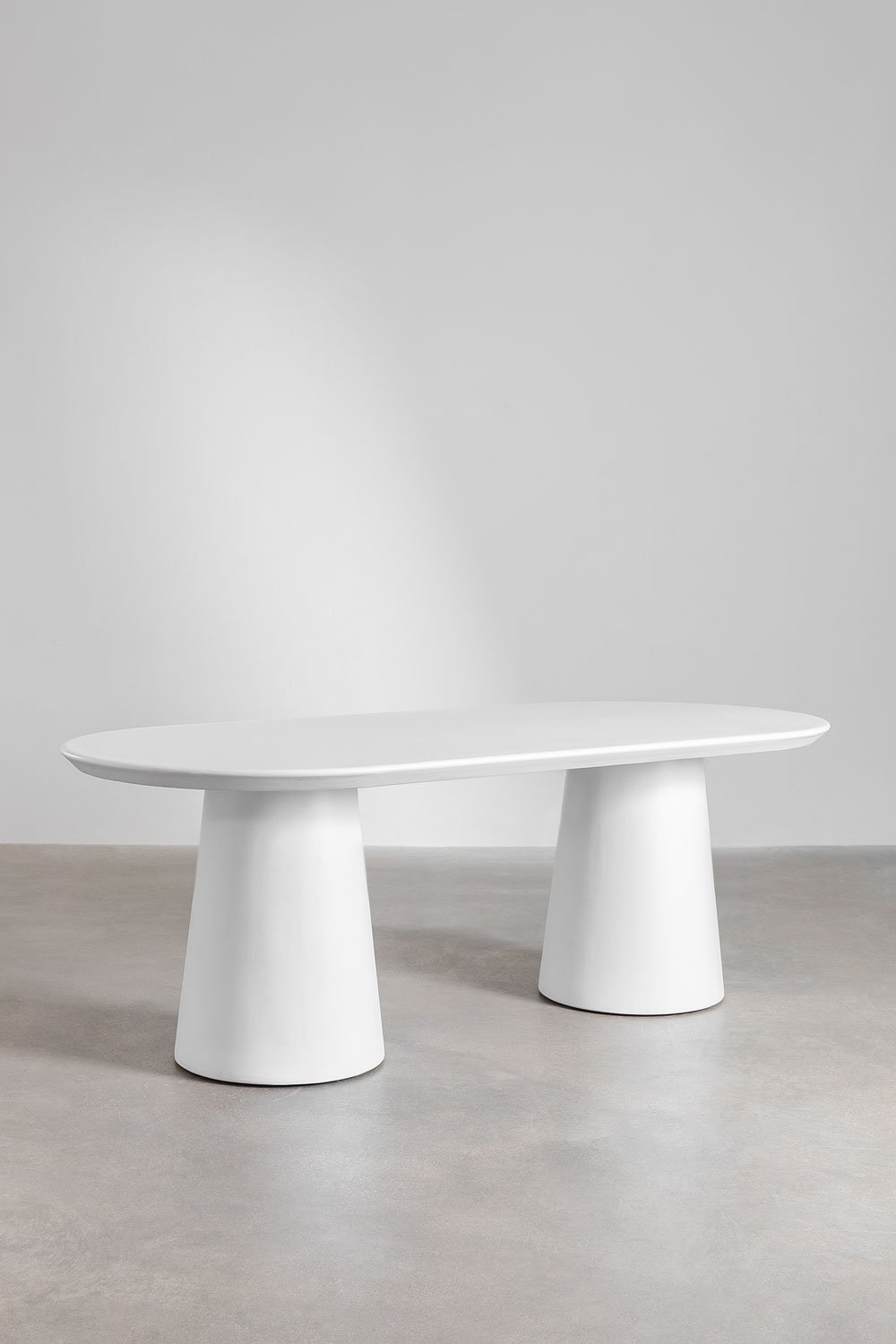 Set composto da tavolo ovale 220x95 cm in cemento Noemi e 8 sedie da giardino con braccioli in legno di acacia Saira, immagine della galleria 2