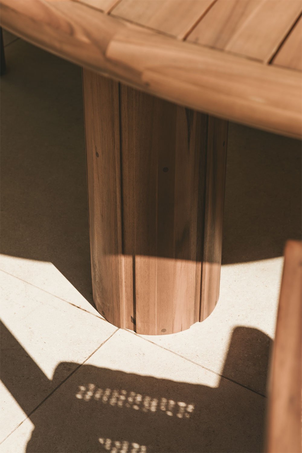 Tavolo da giardino rotondo in legno di acacia Ginara, immagine della galleria 2
