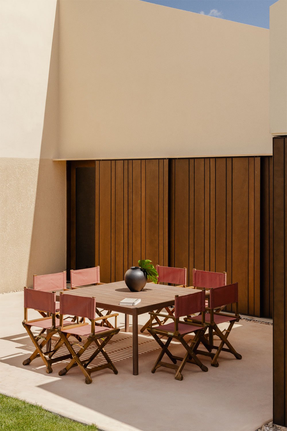 Set composto da tavolo quadrato 150x150 cm in legno di acacia Aderyn e 8 sedie da regista pieghevoli da giardino Ridley in legno, immagine della galleria 1