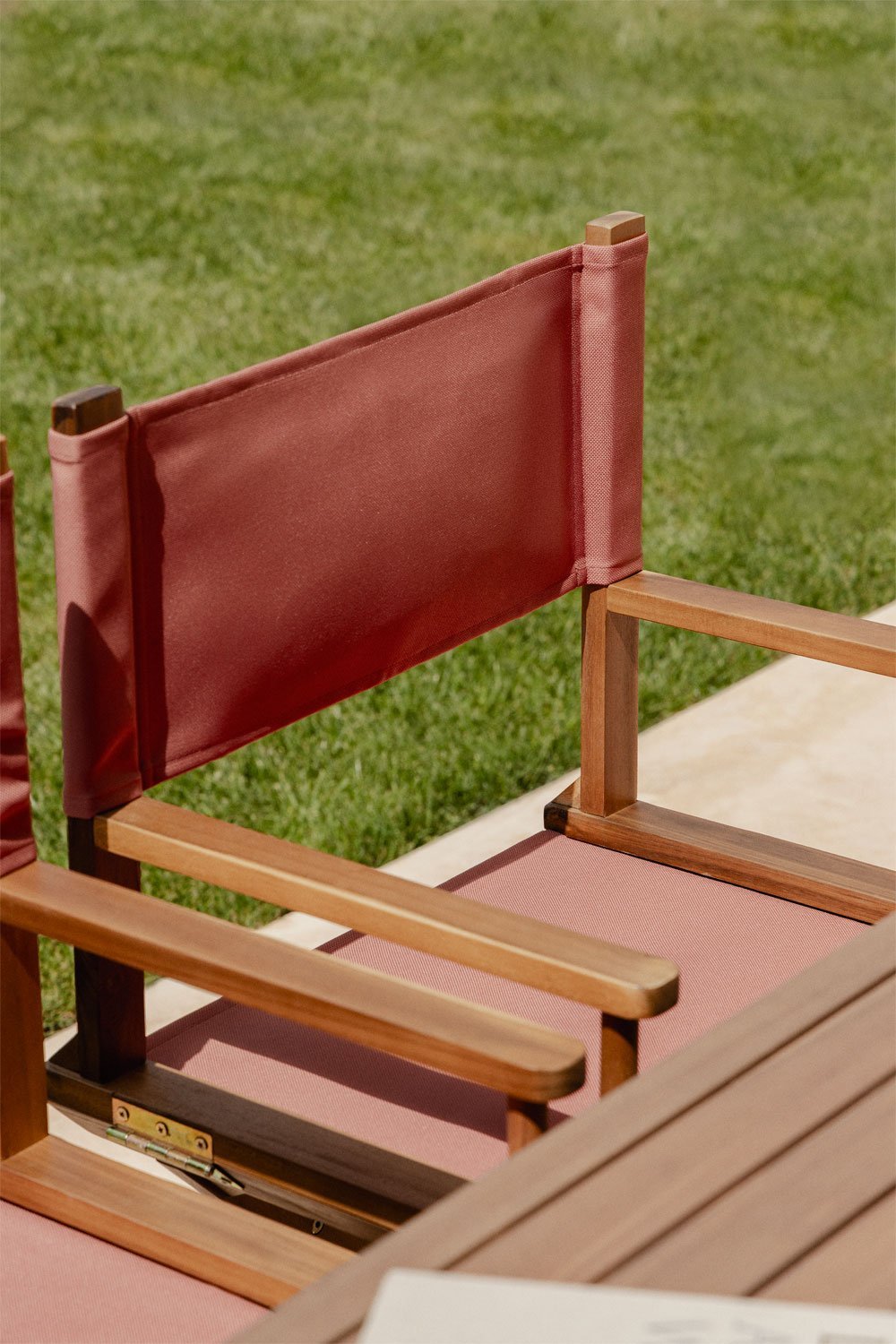 Set composto da tavolo quadrato 150x150 cm in legno di acacia Aderyn e 8 sedie da regista pieghevoli da giardino Ridley in legno, immagine della galleria 2