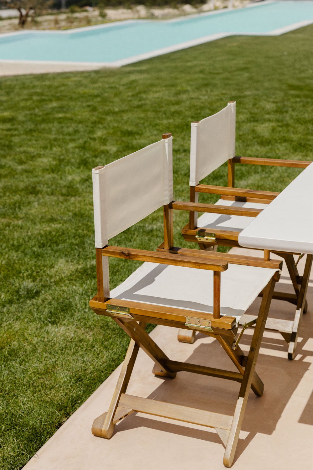 Set composto da tavolo quadrato 150x150 cm in cemento Lisbona e 8 sedie da regista pieghevoli da giardino in legno Ridley, immagine della galleria 2