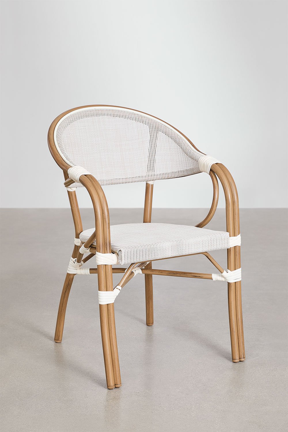 Set Brielle Bistro composto da tavolo rotondo da 80 cm e 4 sedie da giardino impilabili in alluminio con braccioli, immagine della galleria 6