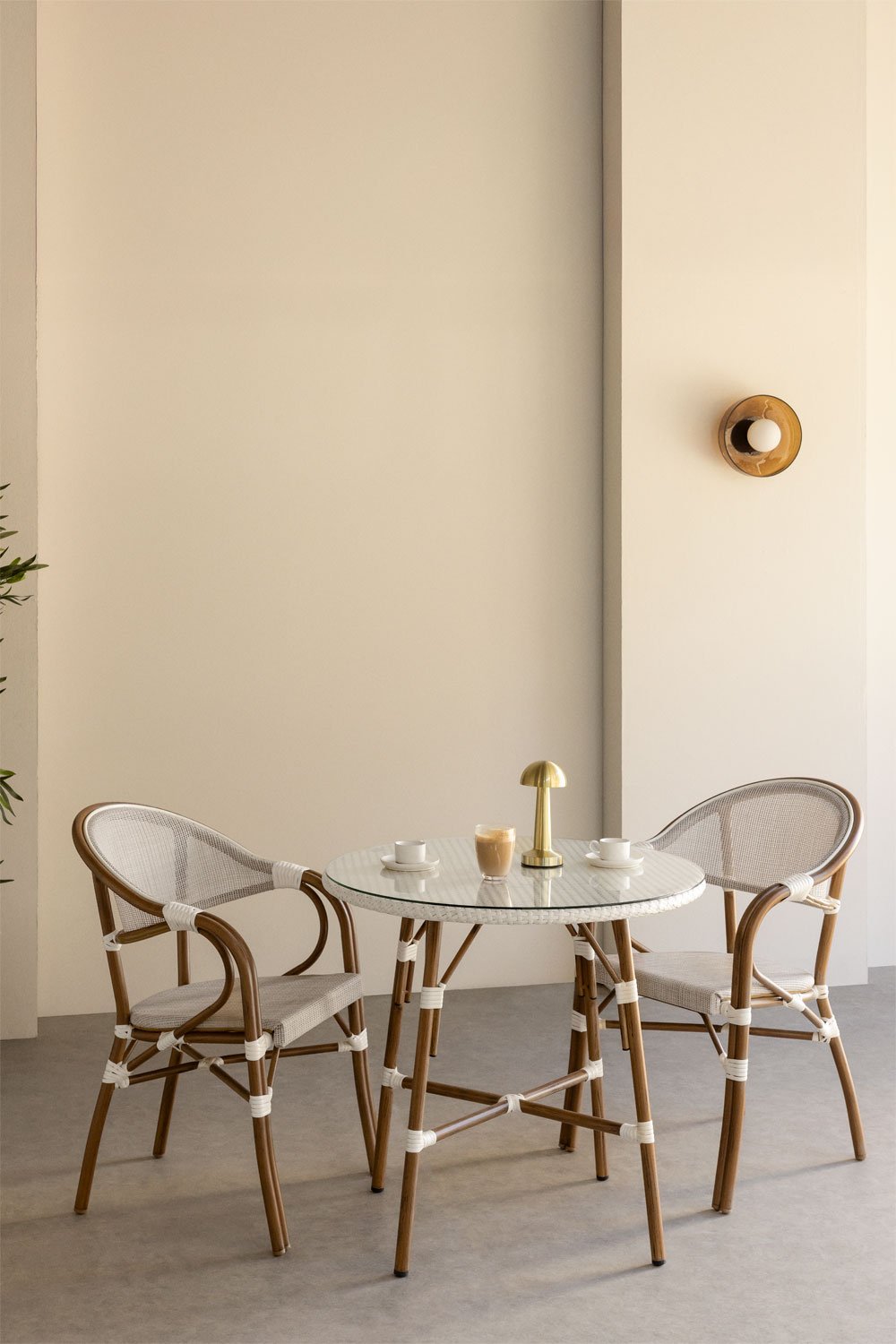 Set da tavolo rotondo Brielle Bistro, Ø80 cm, e due sedie da pranzo impilabili con braccioli in alluminio., immagine della galleria 1